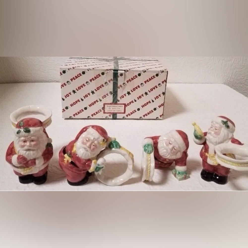 HOUSE OF LLOYD CHRISTMAS AROUND THE WORLD SET OF 4 SANTA NAPKIN RINGS 1996 NIB